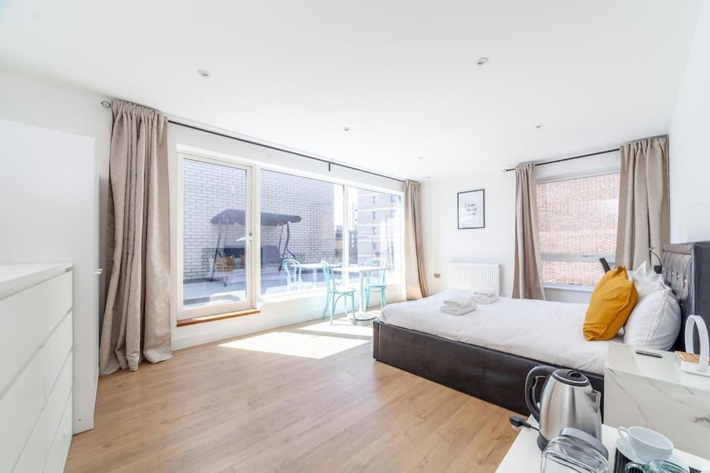 Stunning 5-bedroom Retreat In The Heart Of Apartment *
