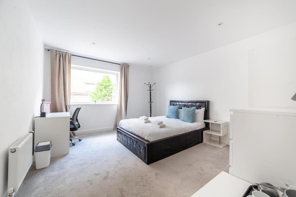 Stunning 5-bedroom Retreat In The Heart Of * London