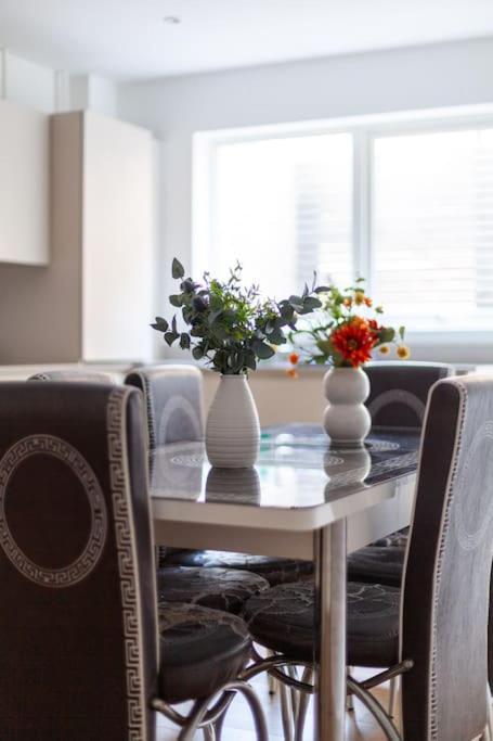 Apartment Stunning 5-bedroom Retreat In The Heart Of *