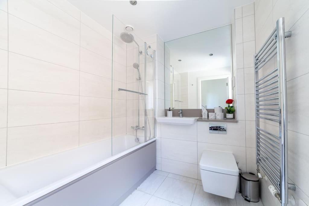 Apartment Stunning 5-bedroom Retreat In The Heart Of *