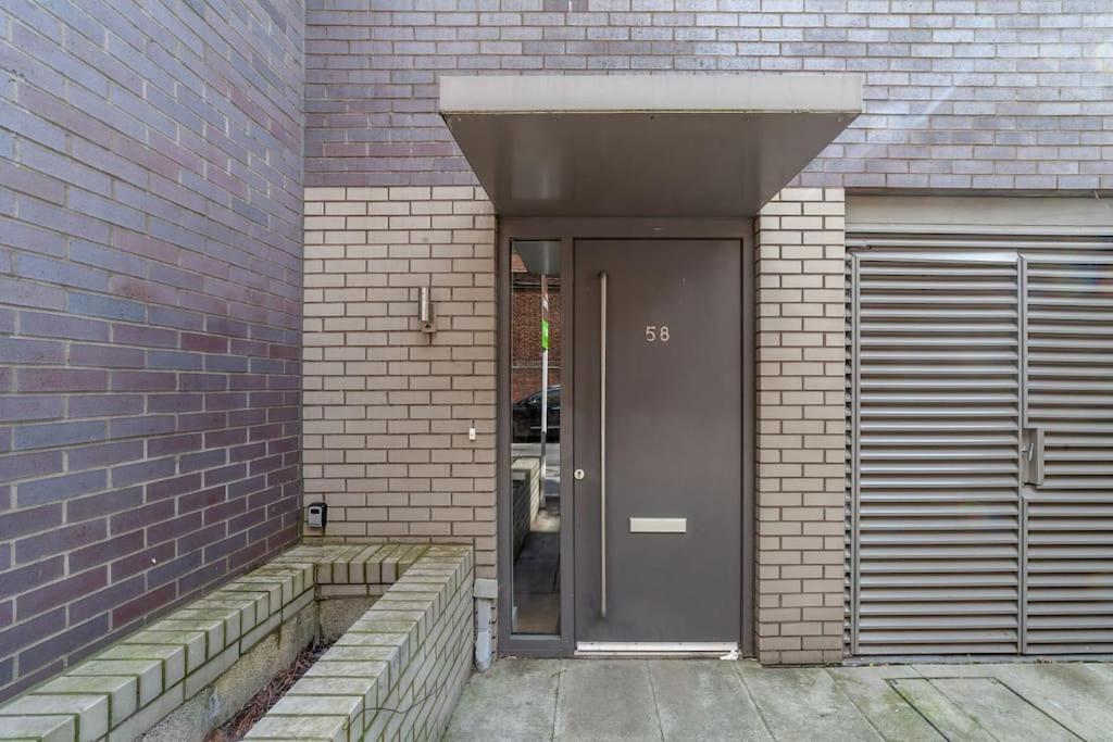 Stunning 5-bedroom Retreat In The Heart Of * London