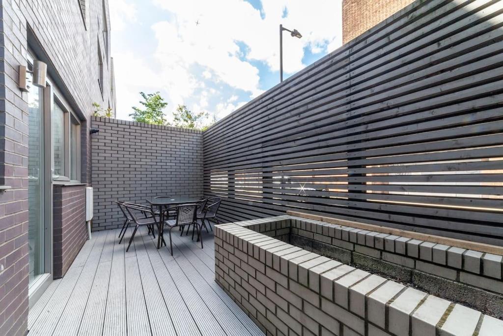 Stunning 5-bedroom Retreat In The Heart Of Apartment