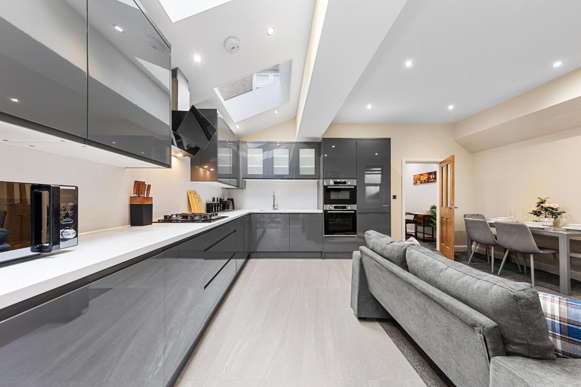 Modern In Shepherds Bush, Near Westfield Apartment London