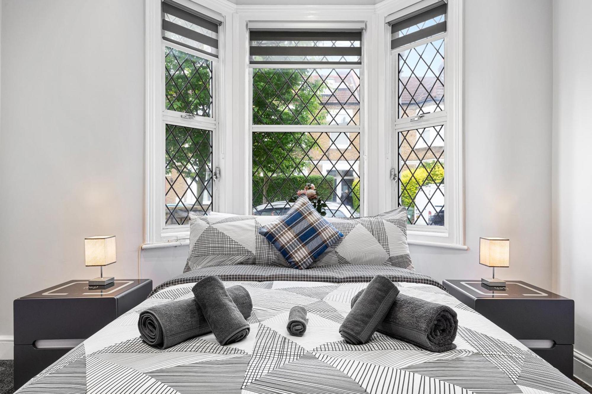 Modern In Shepherds Bush, Near Westfield Apartment