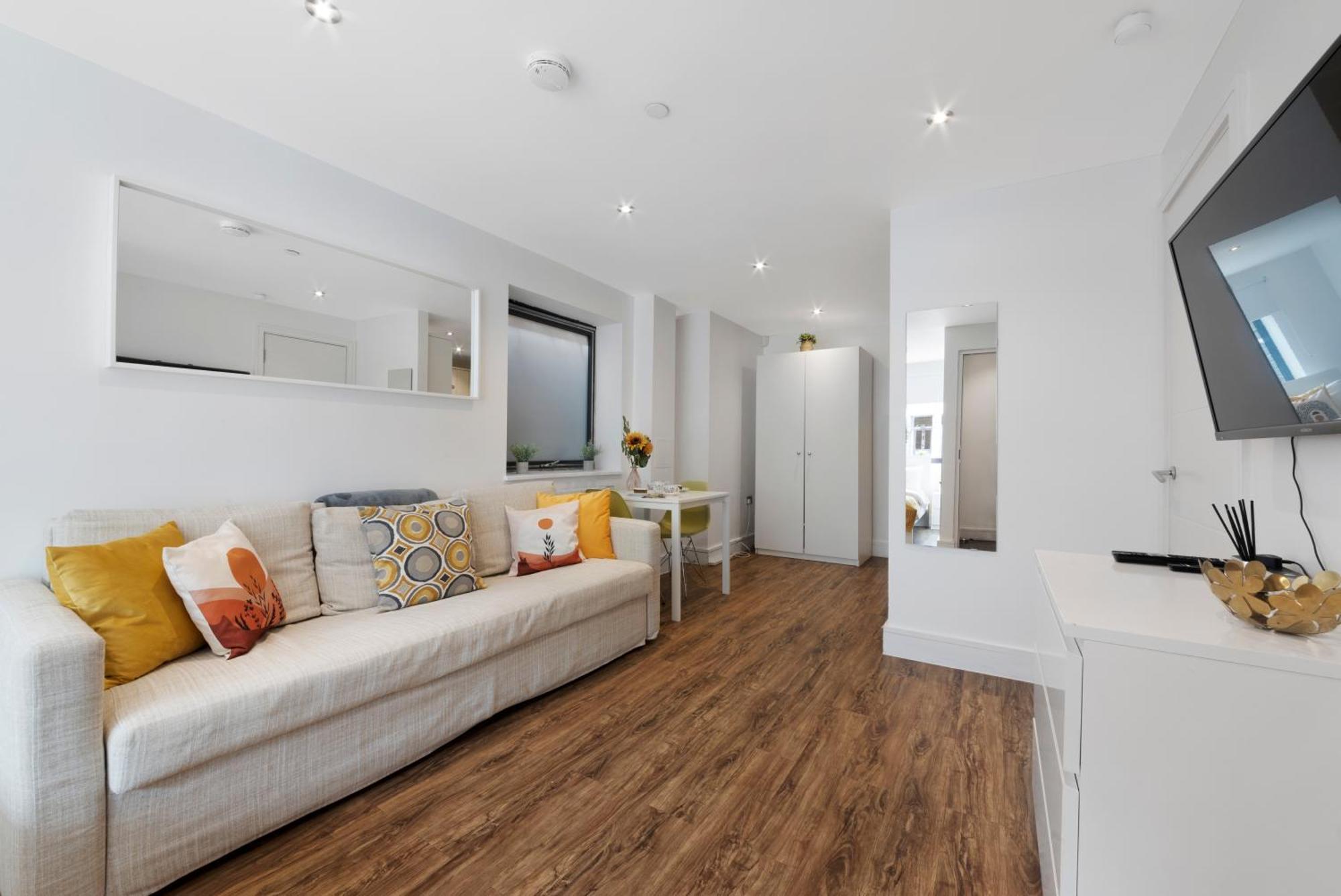 Manor House By Morethanstays Apartment