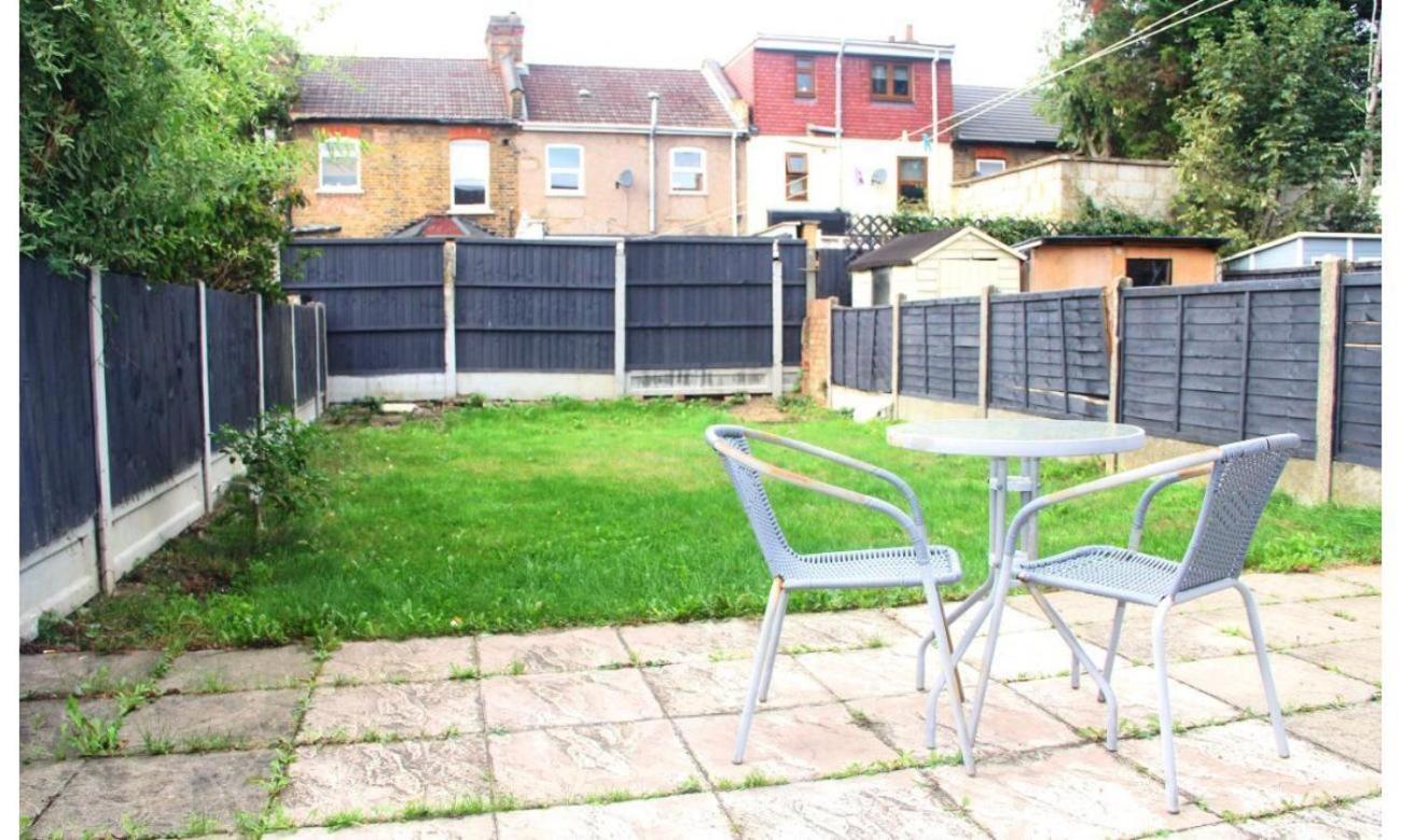 3 Bedroom House,4beds, 2 Baths Ilford ,12 Mins To Stratford Vakantiehuis