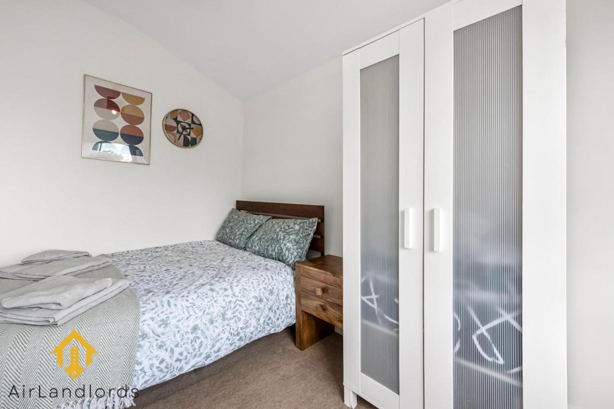 Fabolous 2 Bedroom Flat Near Westfield Shopping * London