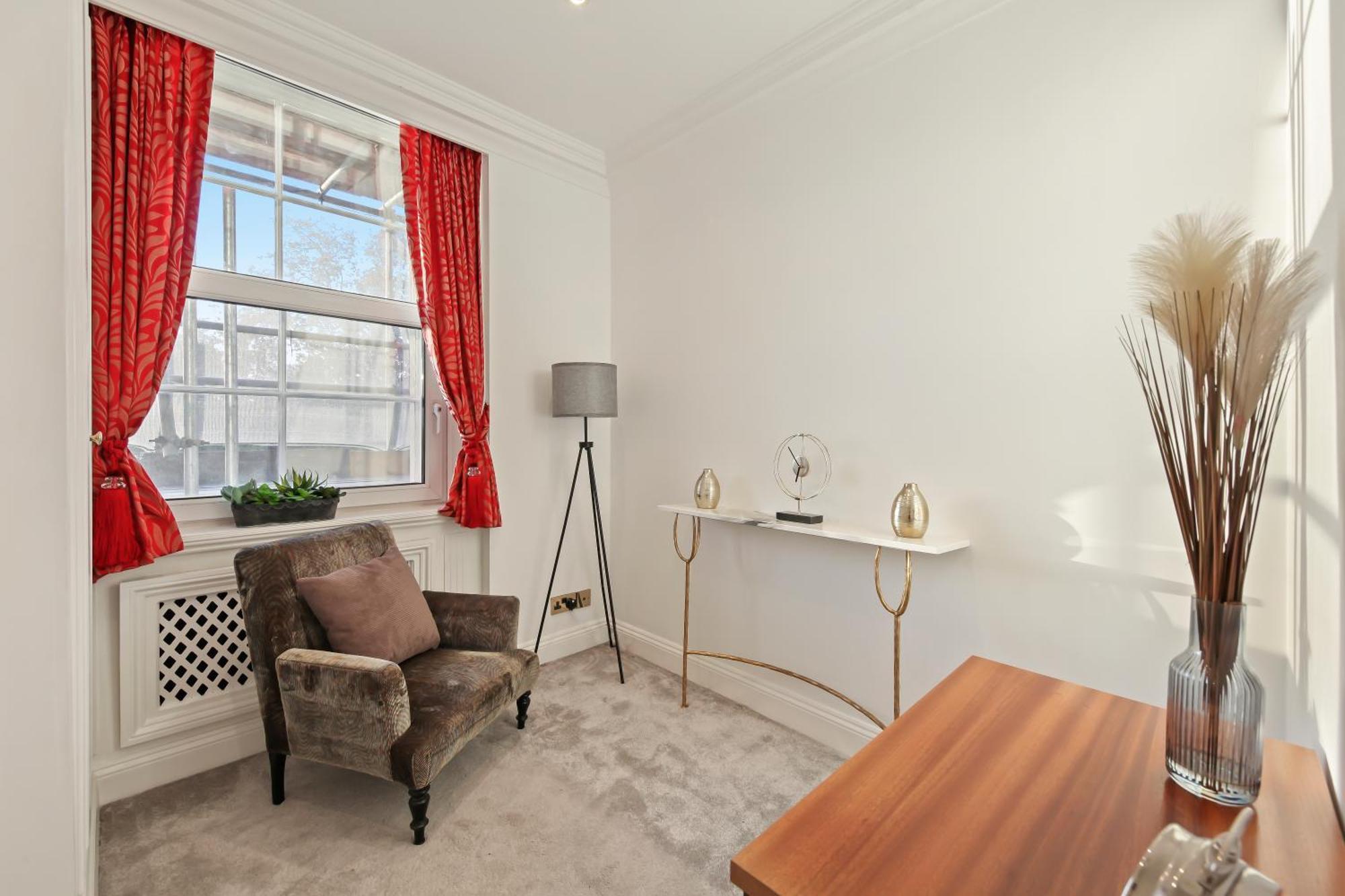 Park Lane Apartment *
