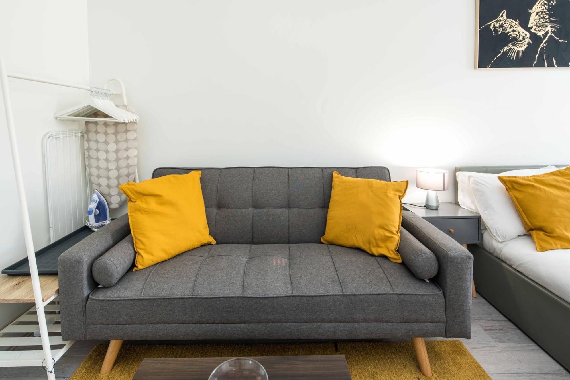 Spacious For Up To 4! Sofa Bed * Londra