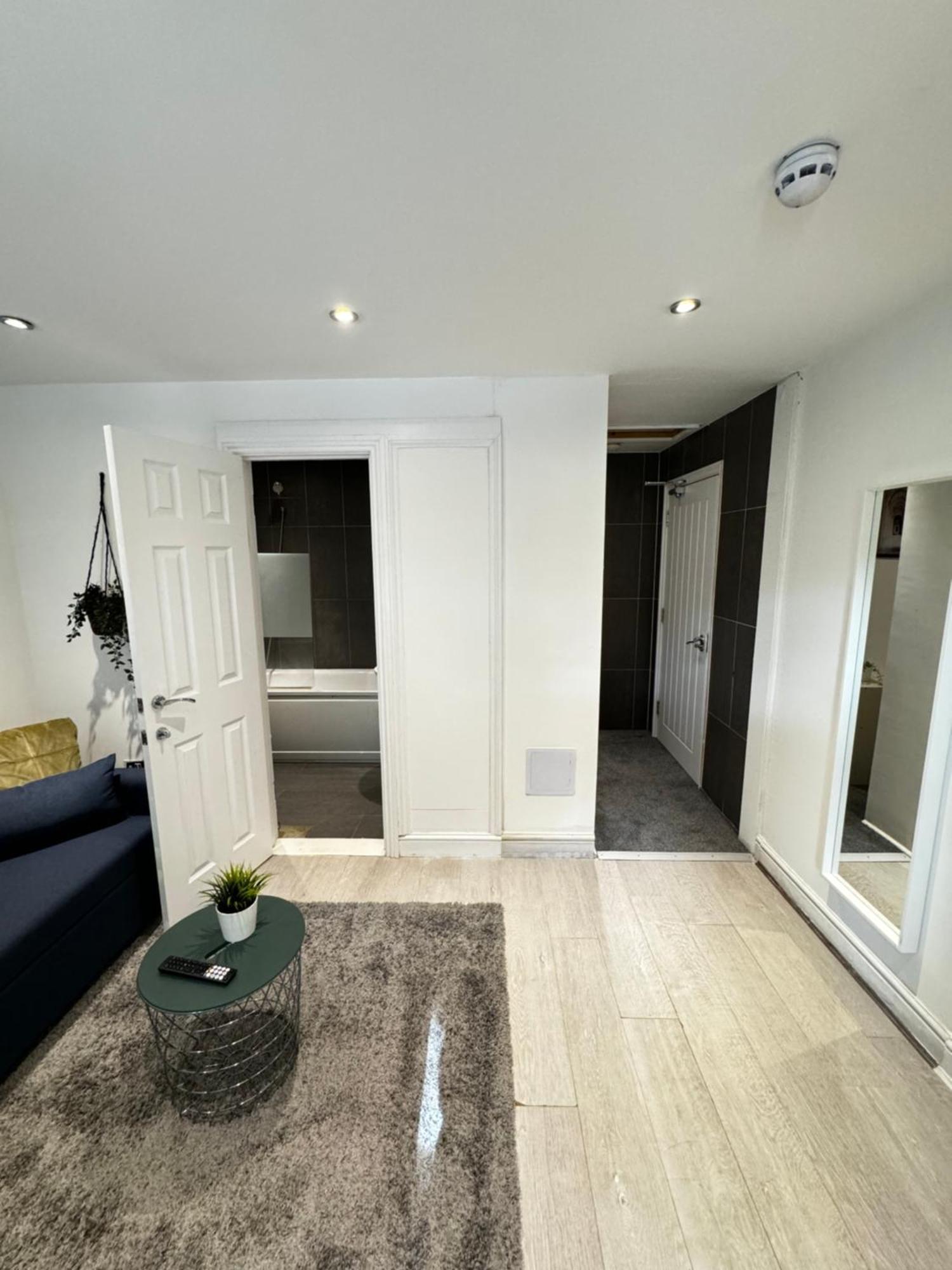 En-suite Bedroom For Up To 4! Sofa Bed - Near Stratford Gæstehus London