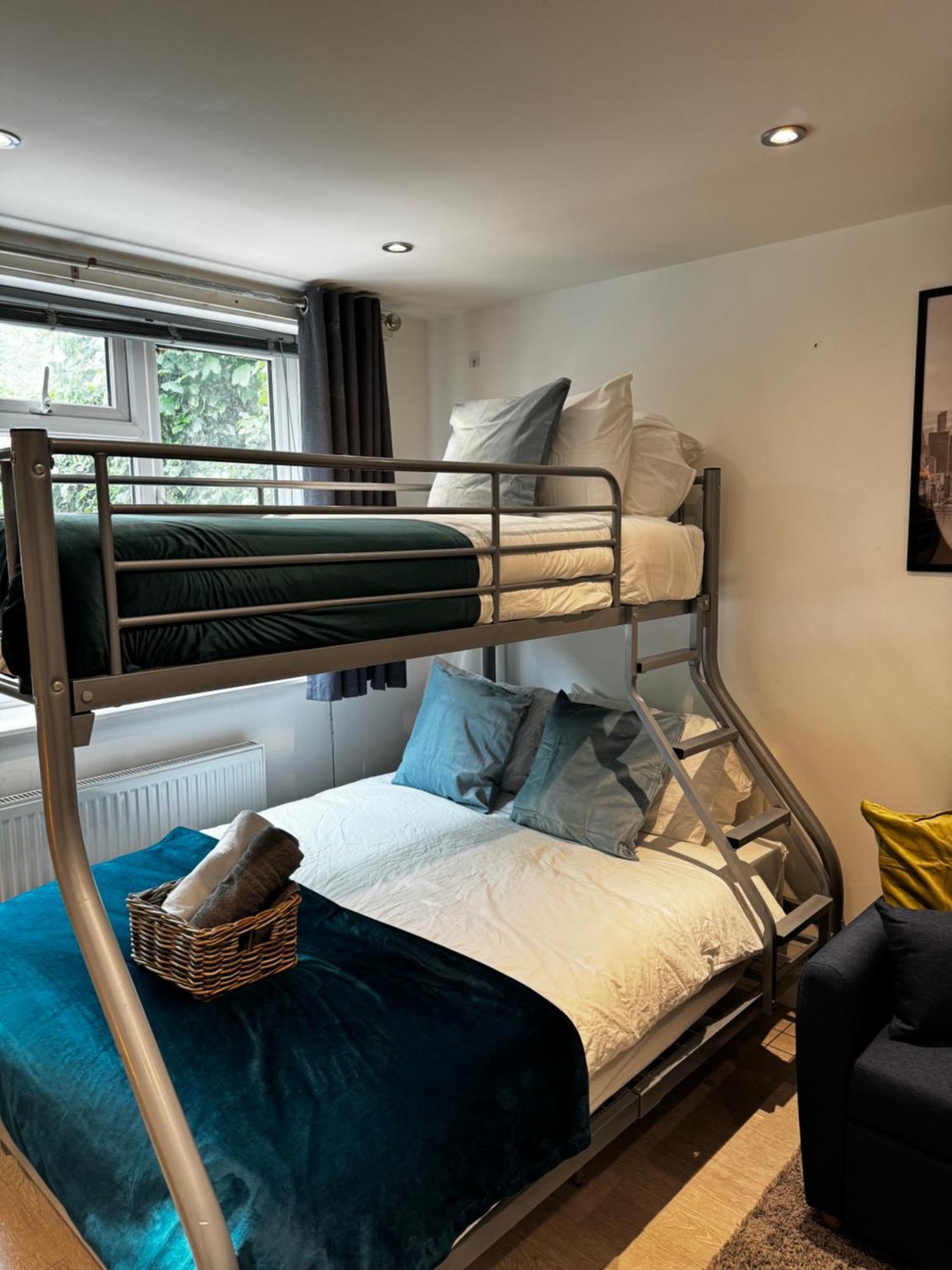 En-suite Bedroom For Up To 4! Sofa Bed - Near Stratford Guest house London