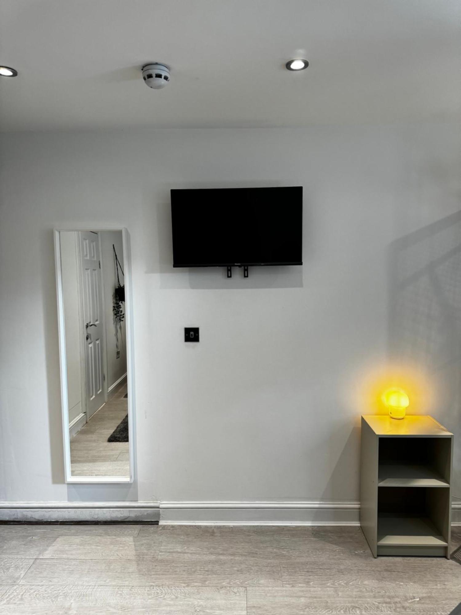En-suite Bedroom For Up To 4! Sofa Bed - Near Stratford Gæstehus London