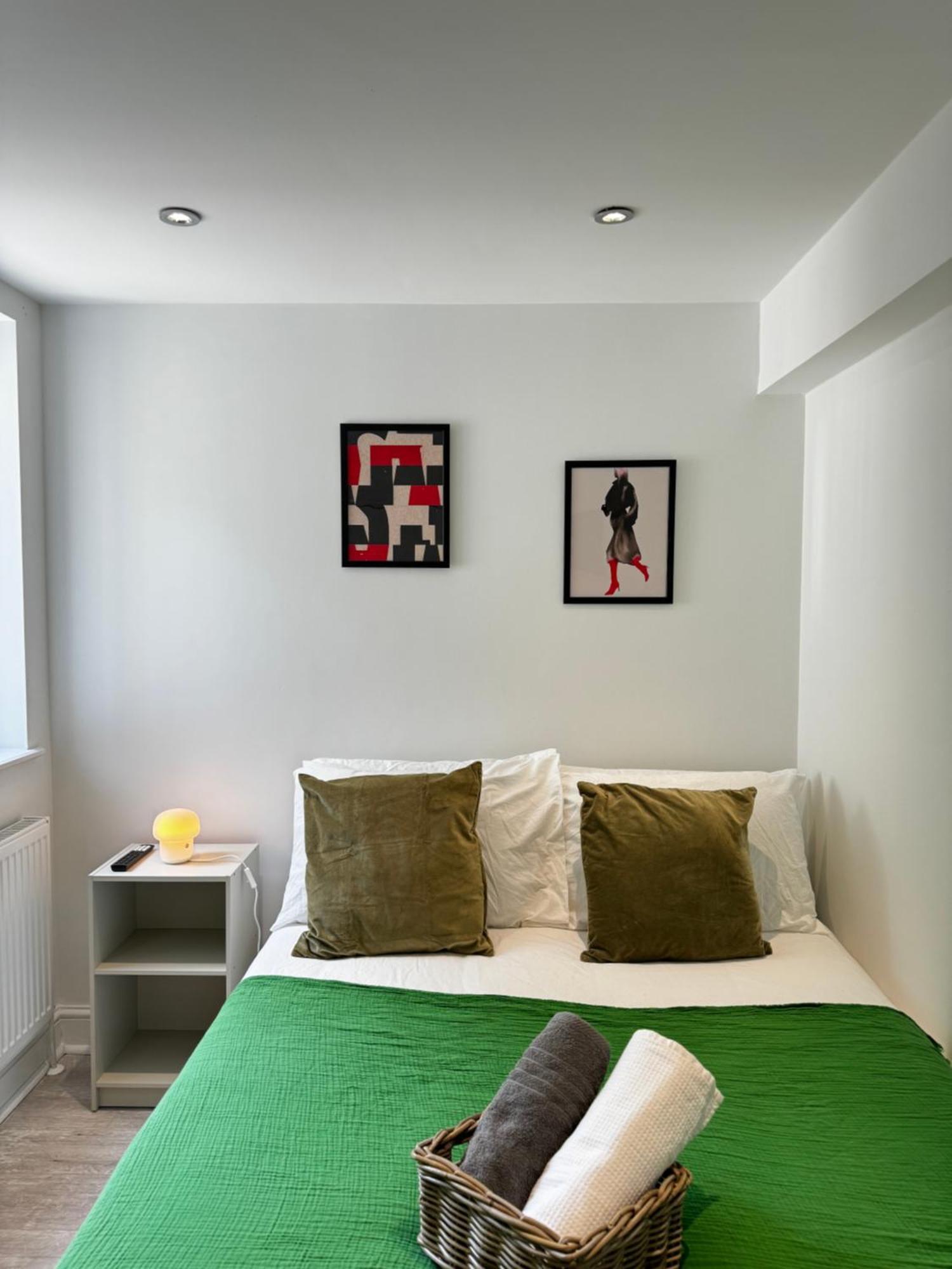 En-suite Bedroom For Up To 4! Sofa Bed - Near Stratford Guest house