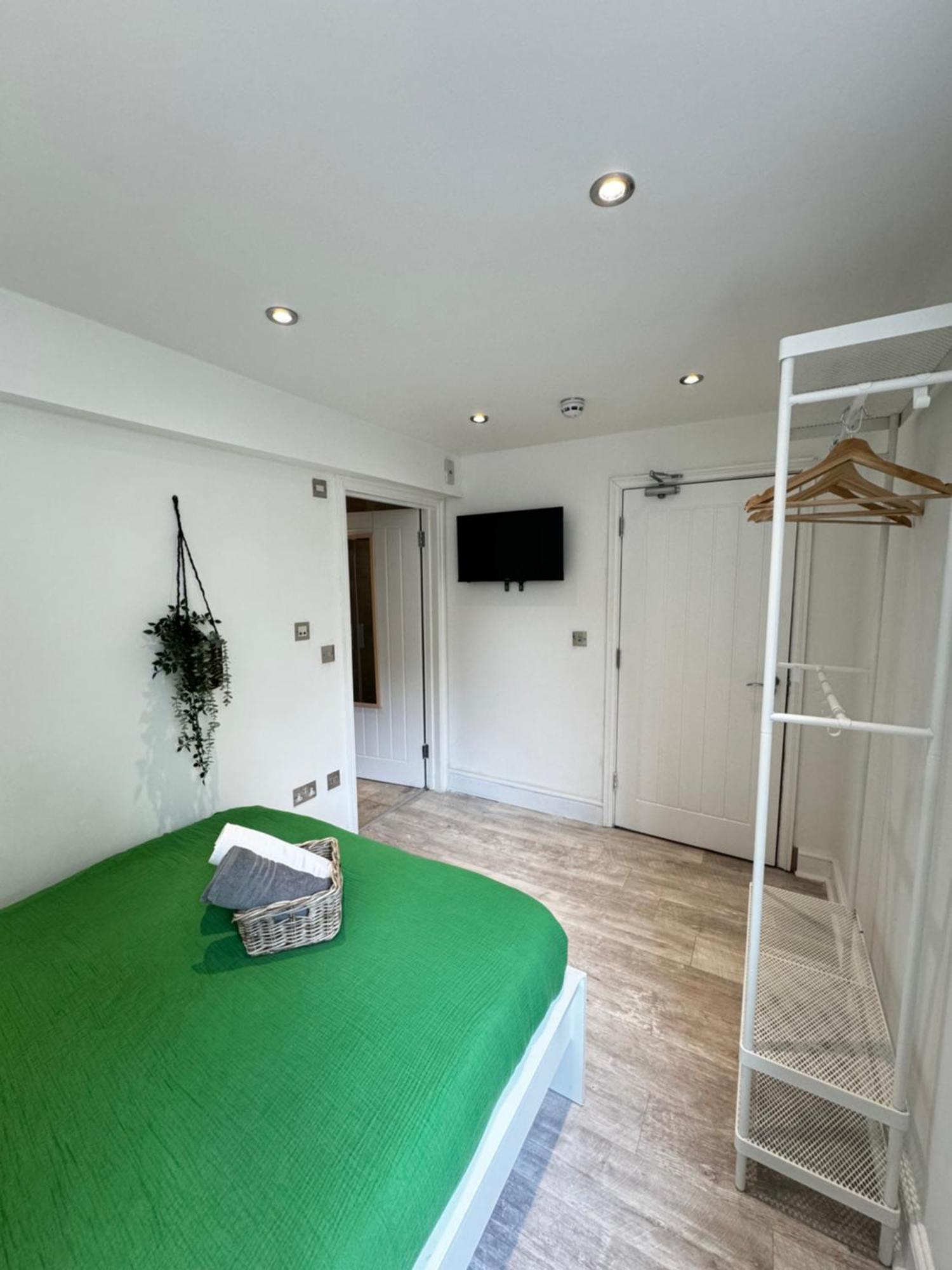 En-suite Bedroom For Up To 4! Sofa Bed - Near Stratford London