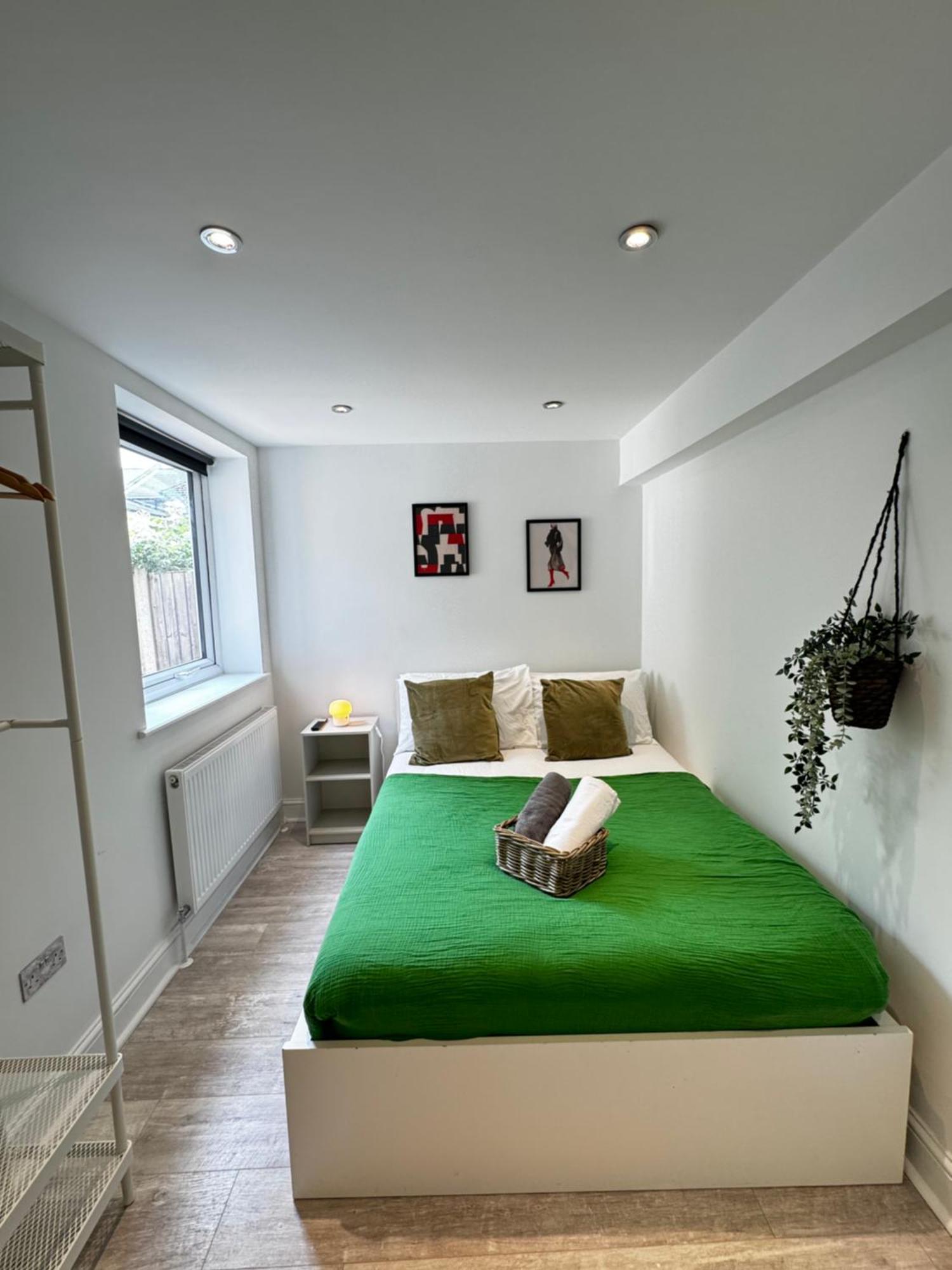 En-suite Bedroom For Up To 4! Sofa Bed - Near Stratford Gæstehus *