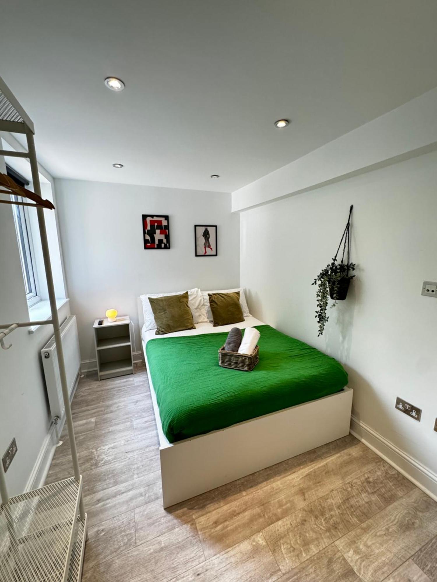 En-suite Bedroom For Up To 4! Sofa Bed - Near Stratford Guest house London