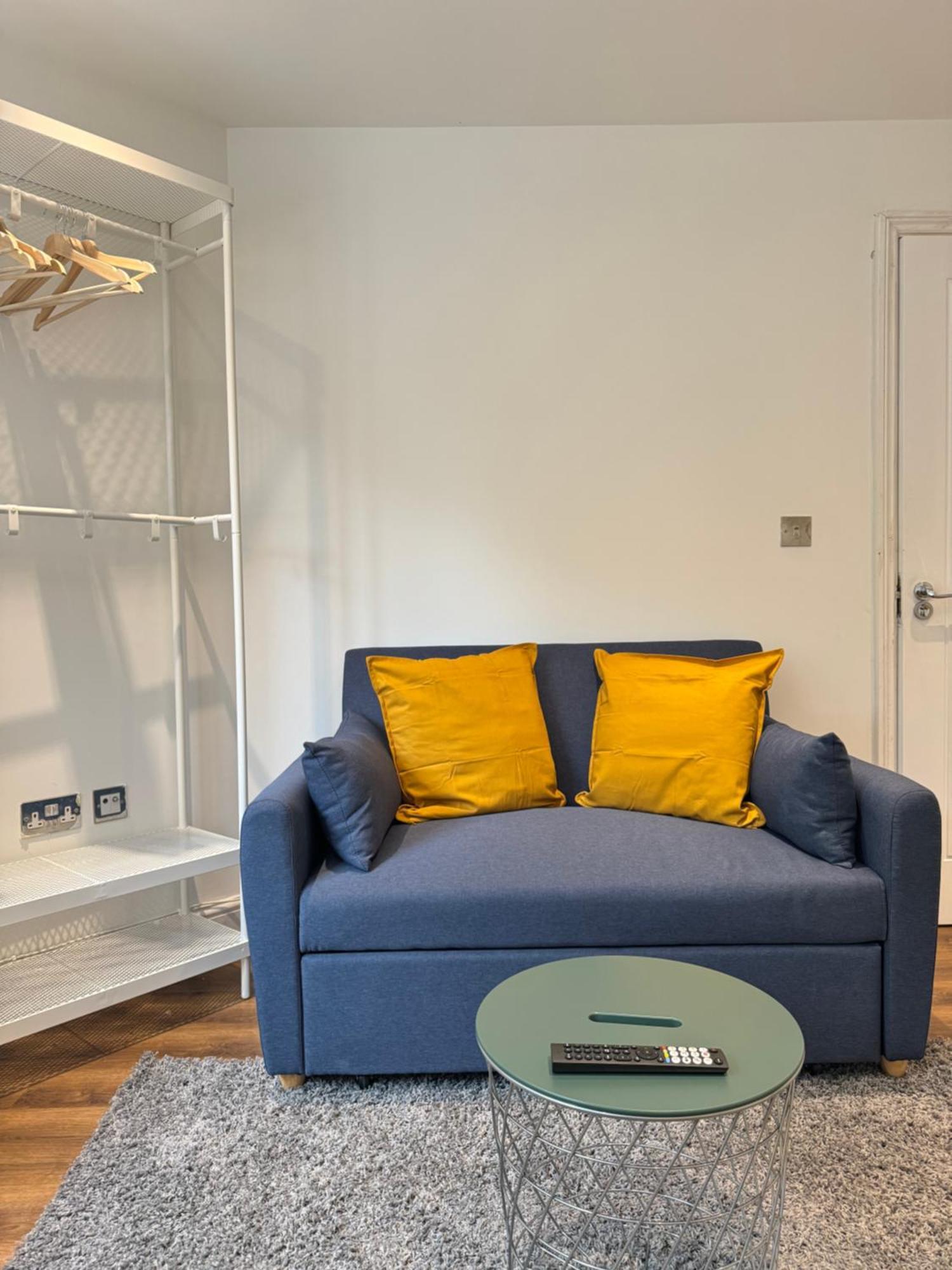 En-suite Bedroom For Up To 4! Sofa Bed - Near Stratford Gæstehus London