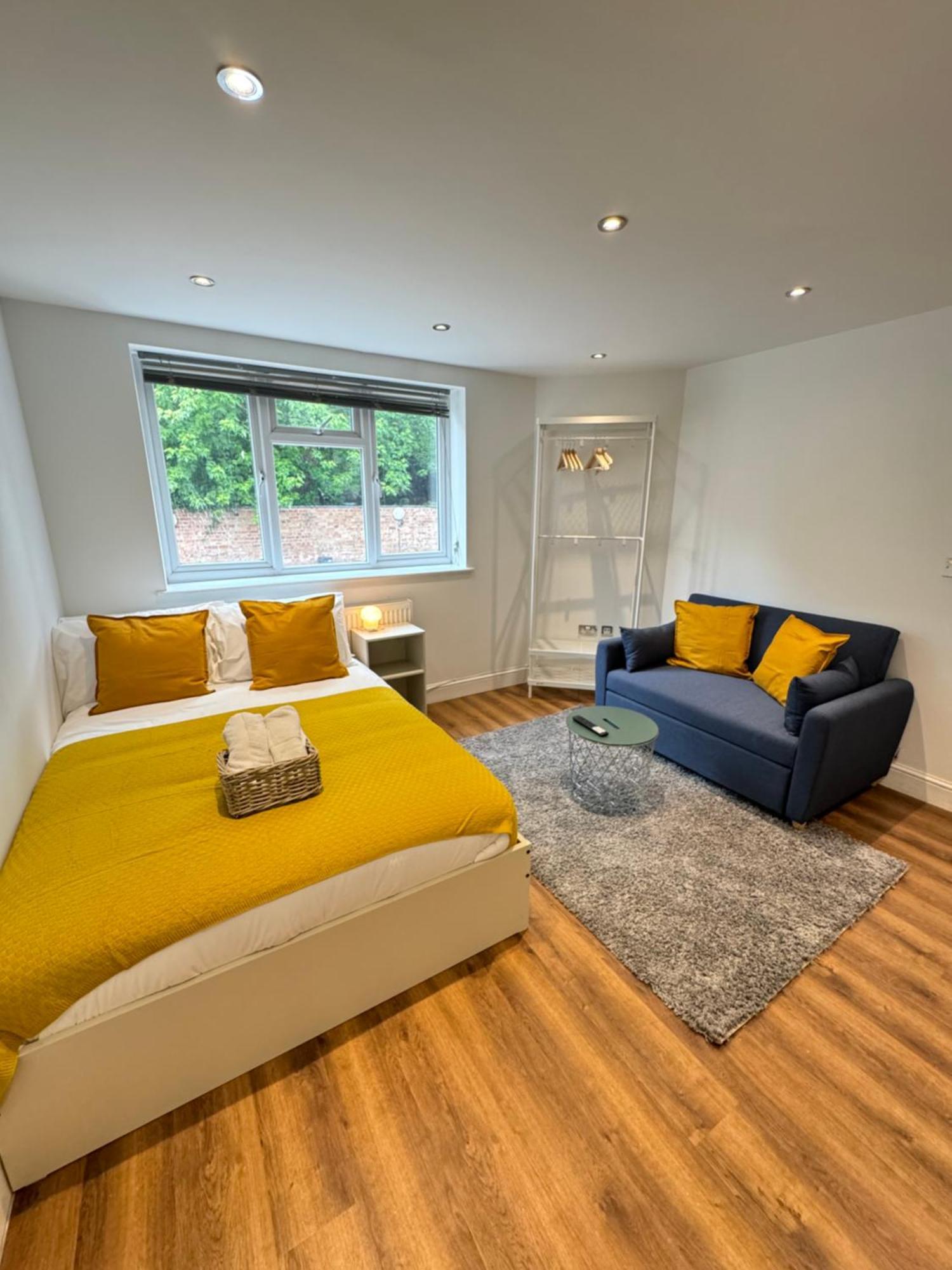 En-suite Bedroom For Up To 4! Sofa Bed - Near Stratford Guest house