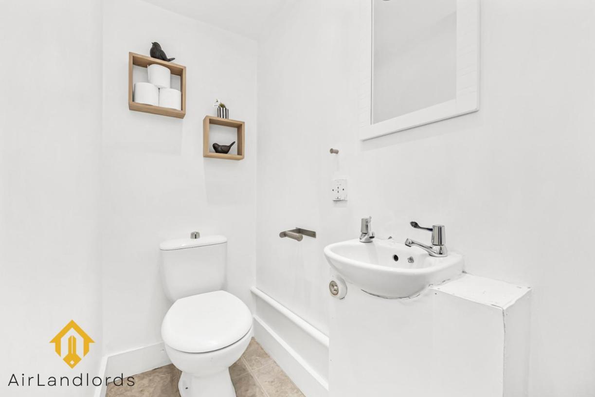 Fabolous 2 Bedroom Flat Near Westfield Shopping *