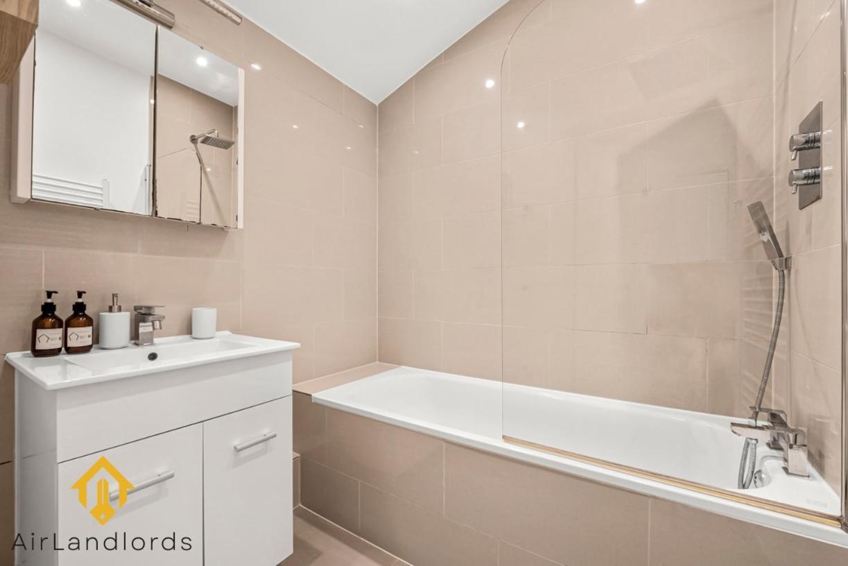 Fabolous 2 Bedroom Flat Near Westfield Shopping
