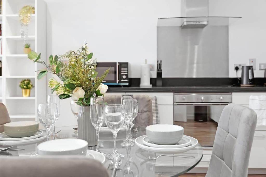 Apartment Spacious 2-bed Short Term & Flexible Renting Canary Wharf! London