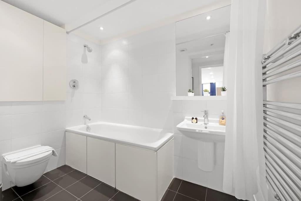 Spacious 2-bed Short Term & Flexible Renting Canary Wharf! Apartment London