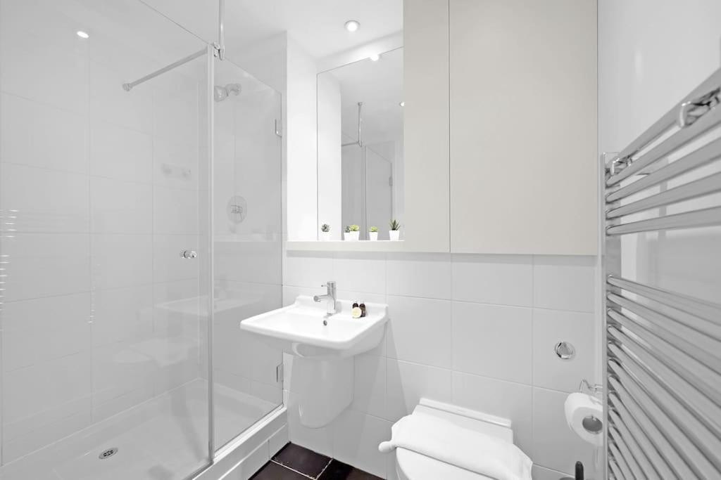 Spacious 2-bed Short Term & Flexible Renting Canary Wharf! London