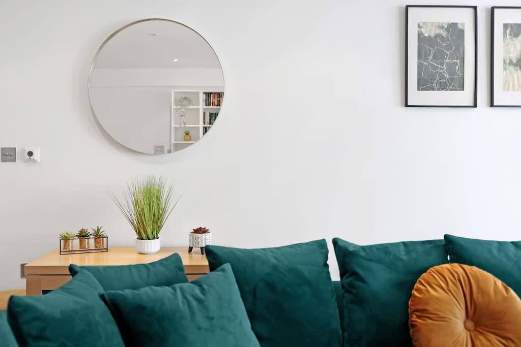 Spacious 2-bed Short Term & Flexible Renting Canary Wharf! Apartment