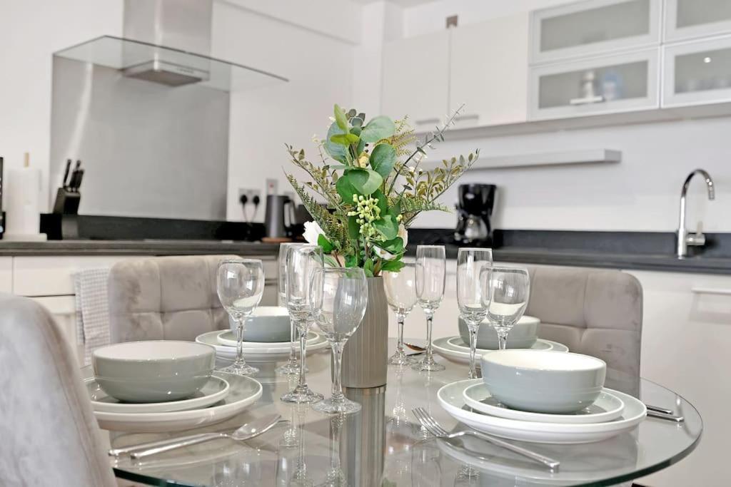 Spacious 2-bed Short Term & Flexible Renting Canary Wharf!