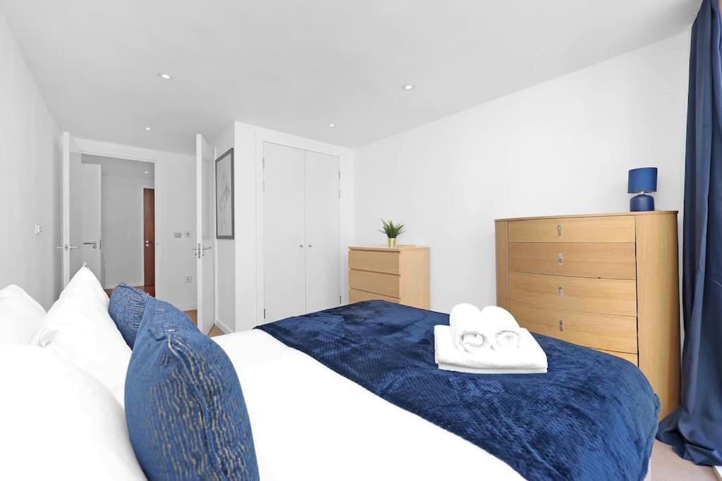 Spacious 2-bed Short Term & Flexible Renting Canary Wharf! Apartment