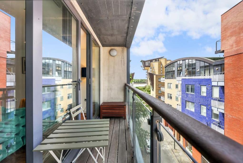 Spacious 2-bed Short Term & Flexible Renting Canary Wharf!