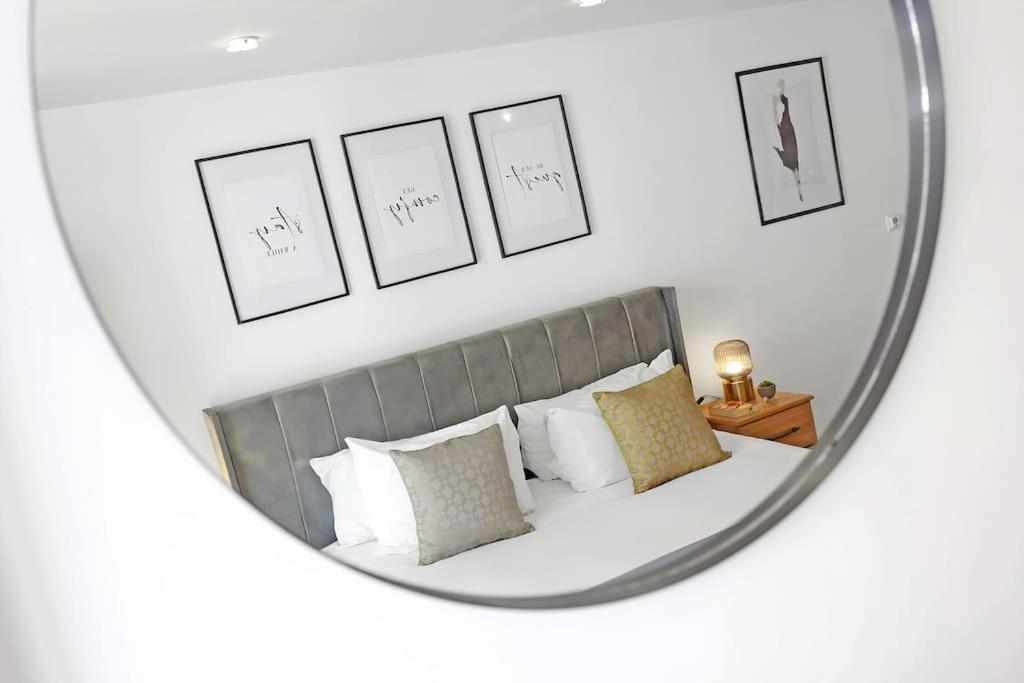 Apartment Spacious 2-bed Short Term & Flexible Renting Canary Wharf!