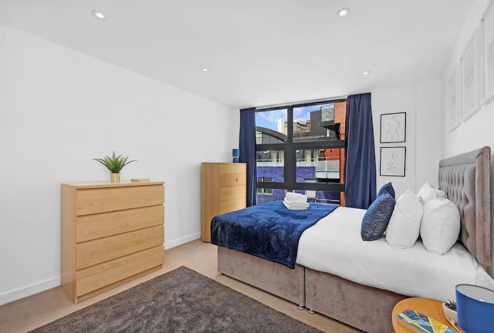 Apartment Spacious 2-bed Short Term & Flexible Renting Canary Wharf! *