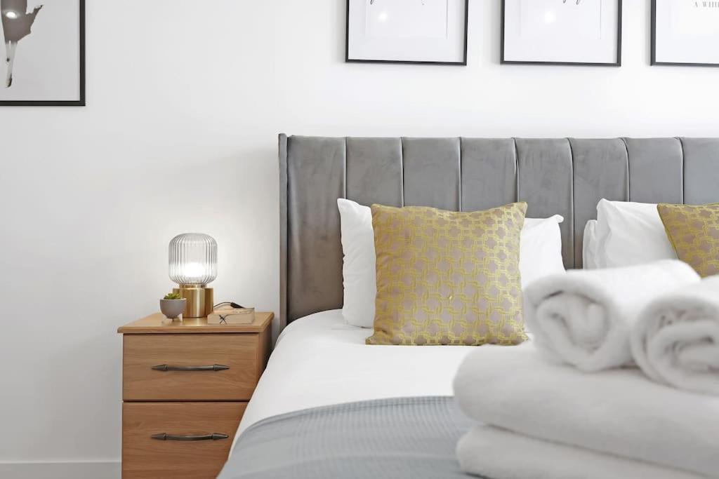 Spacious 2-bed Short Term & Flexible Renting Canary Wharf! Apartment
