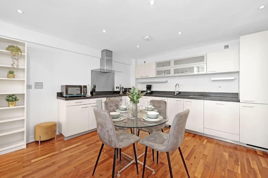 Spacious 2-bed Short Term & Flexible Renting Canary Wharf! Apartment London