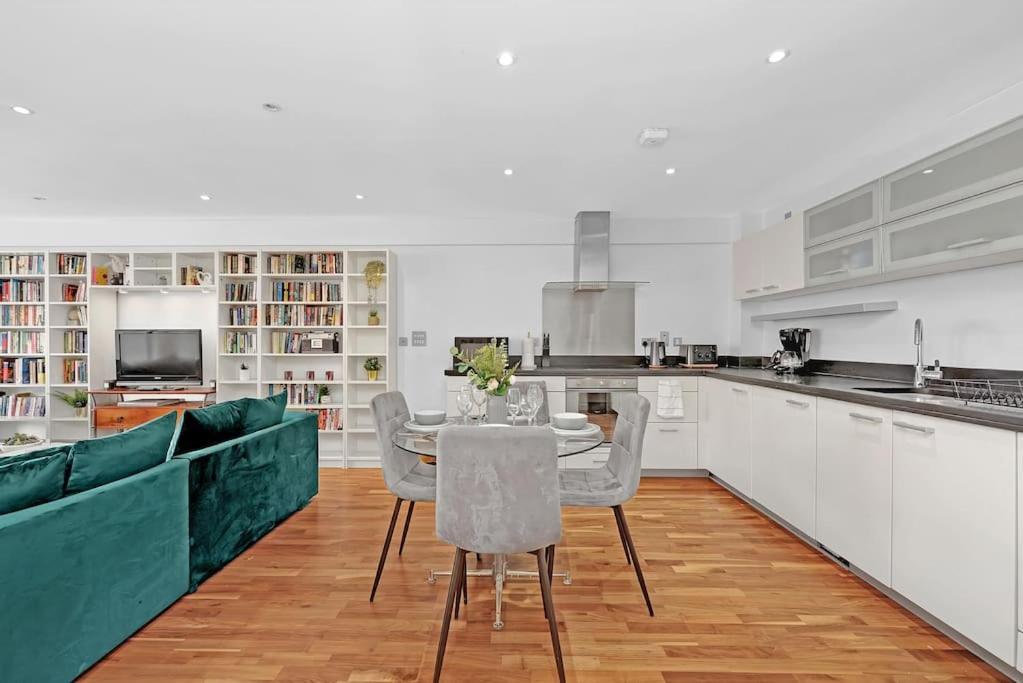 Spacious 2-bed Short Term & Flexible Renting Canary Wharf! London
