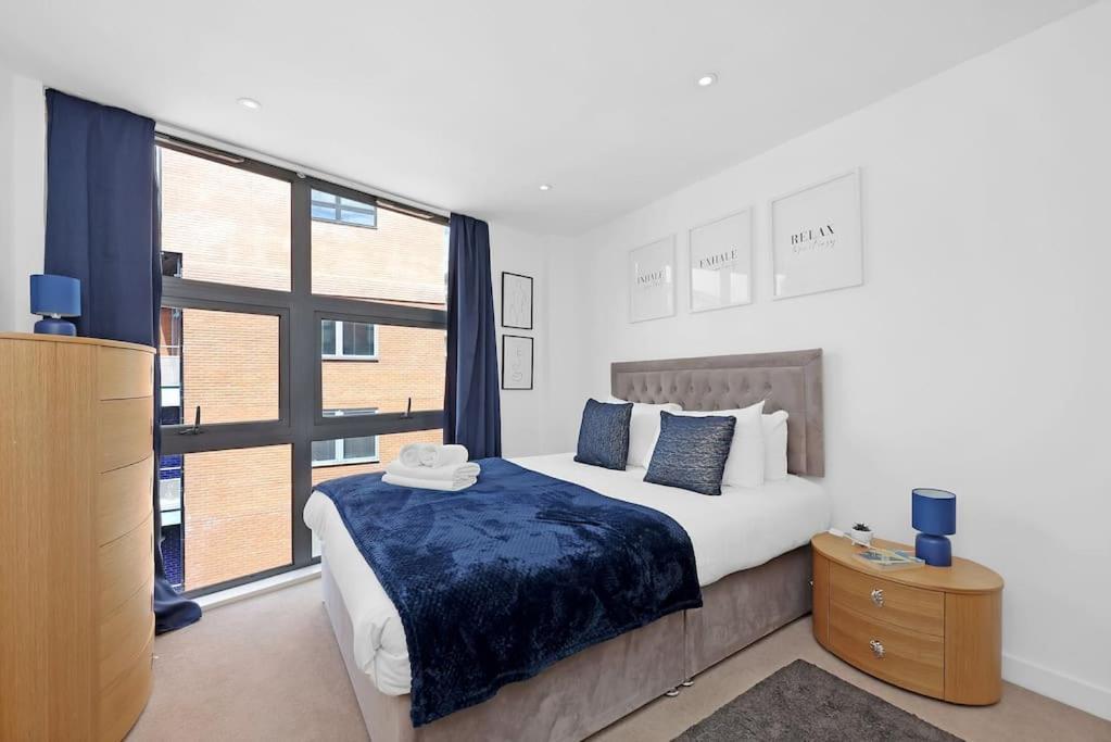 Spacious 2-bed Short Term & Flexible Renting Canary Wharf!