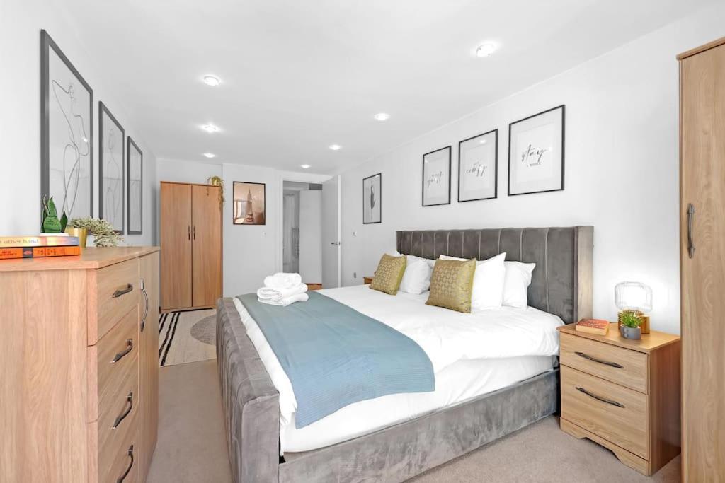 Apartment Spacious 2-bed Short Term & Flexible Renting Canary Wharf! *