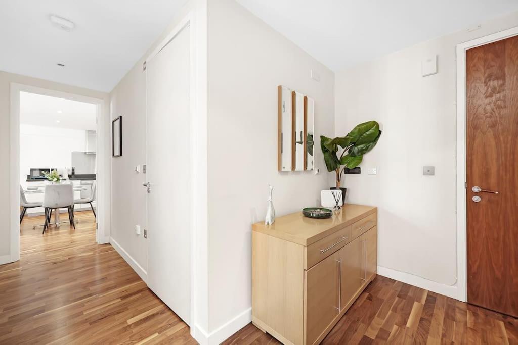 Apartment Spacious 2-bed Short Term & Flexible Renting Canary Wharf! *