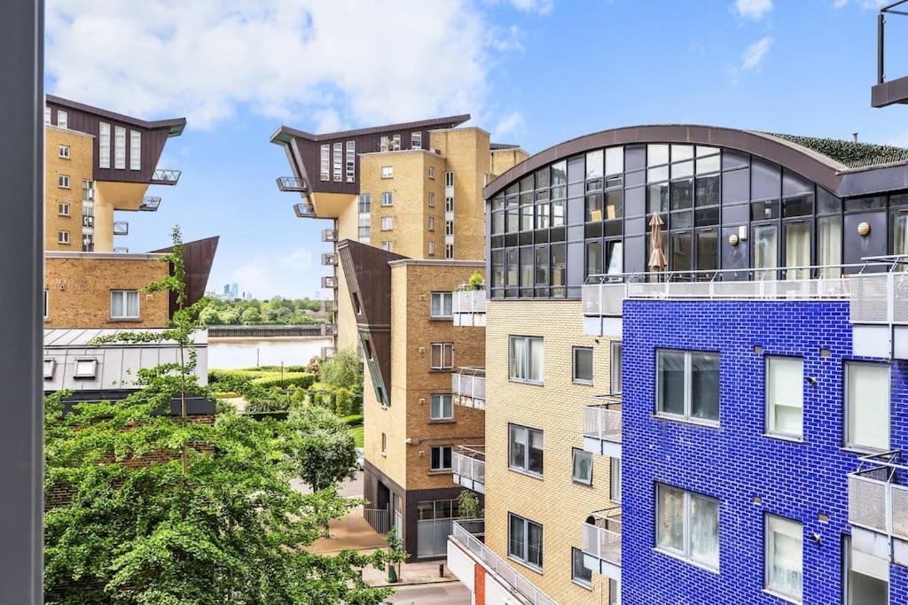 Spacious 2-bed Short Term & Flexible Renting Canary Wharf! Apartment *