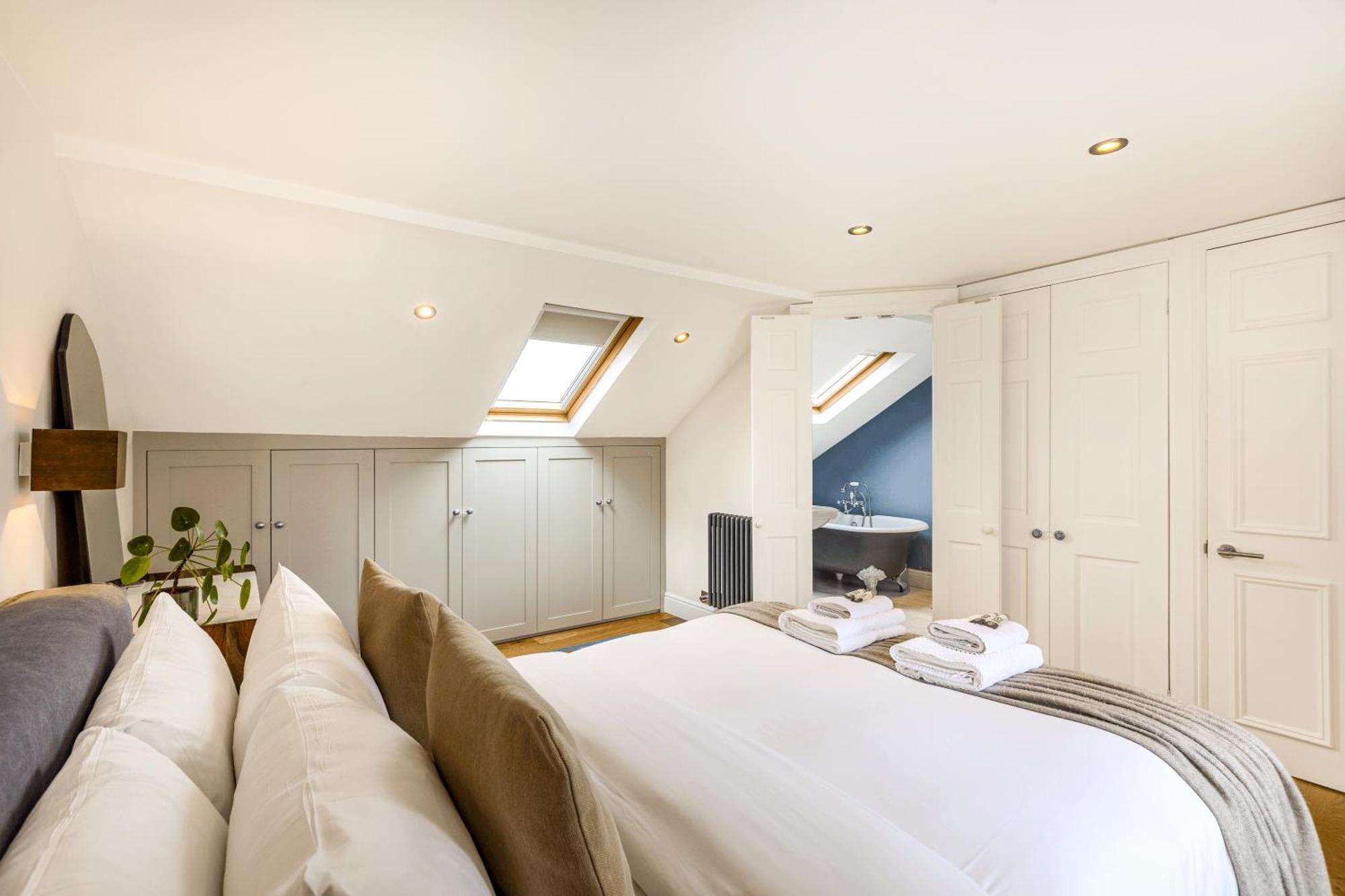 Peaceful Multilevel 2br Flat With Garden In Fulham *