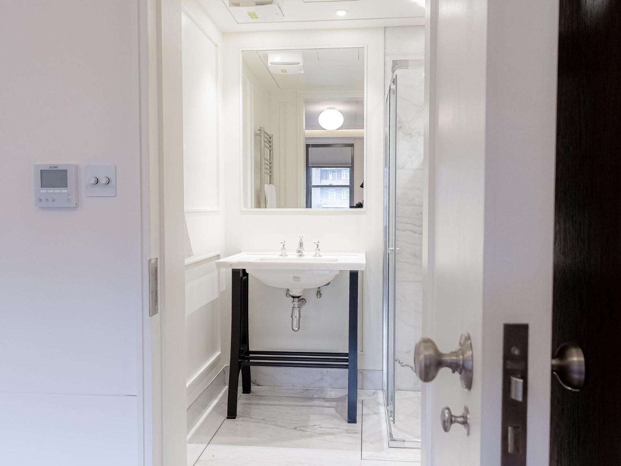 Modern Deluxe Five Bedroom House Near Chalk Farm Station By Belvilla Londen