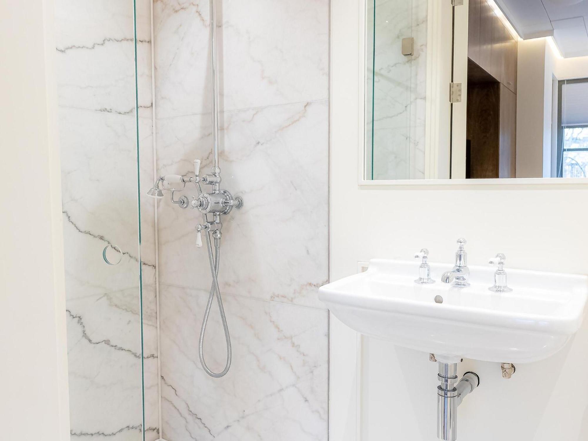 Modern Deluxe Five Bedroom House Near Chalk Farm Station By Belvilla * Londen