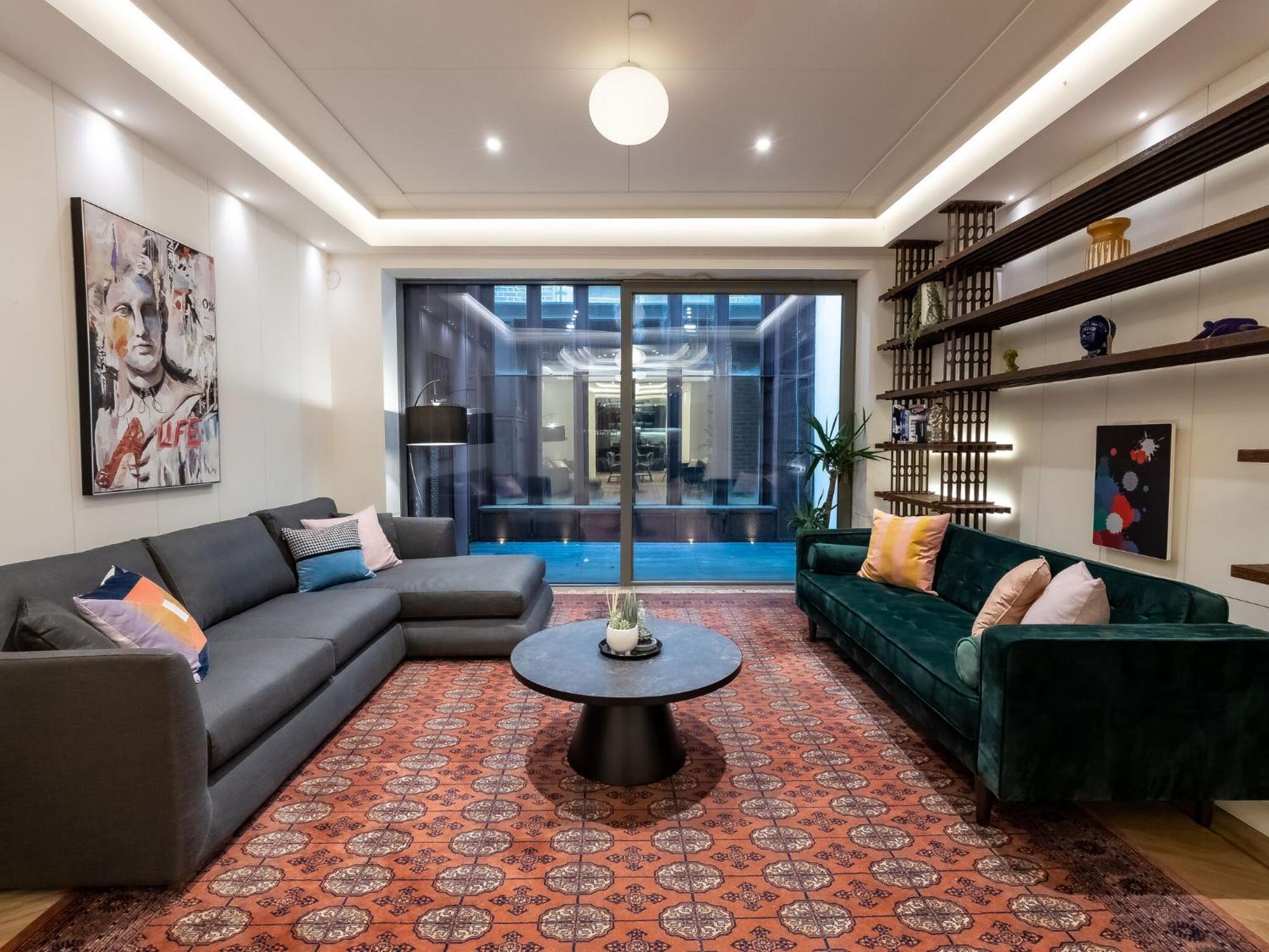 Modern Deluxe Five Bedroom House Near Chalk Farm Station By Belvilla Londen