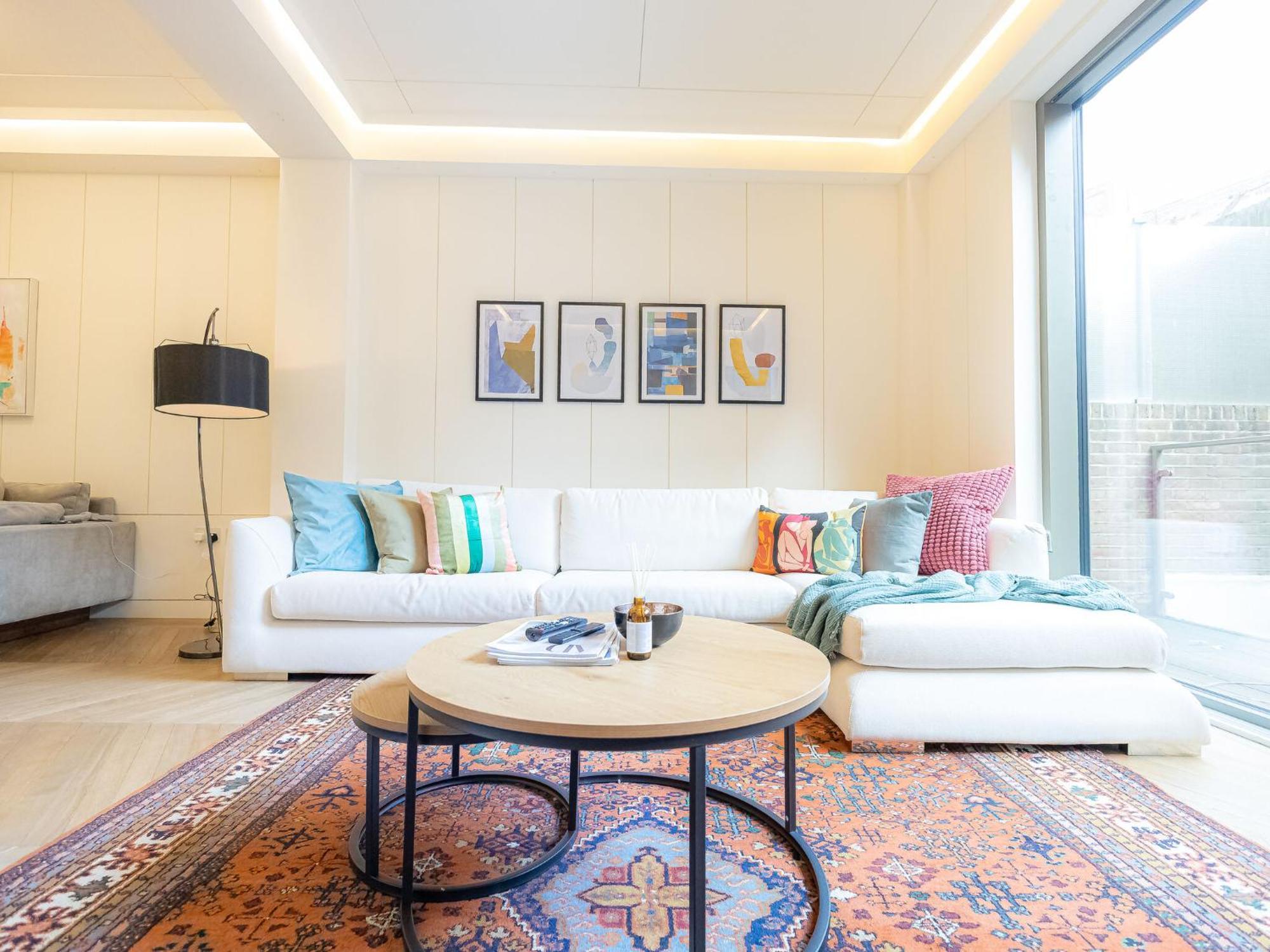 Modern Deluxe Five Bedroom House Near Chalk Farm Station By Belvilla * Londen