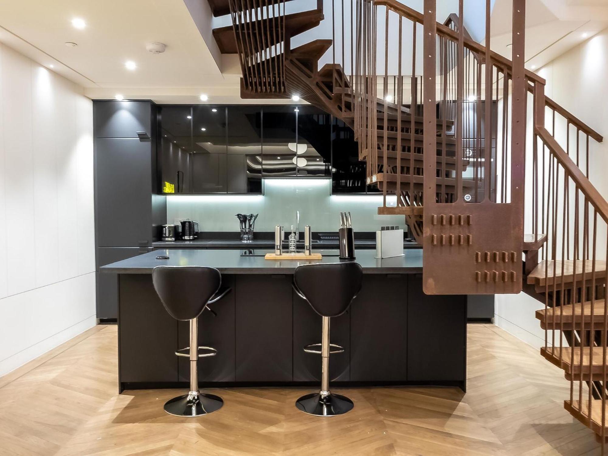 Modern Deluxe Five Bedroom House Near Chalk Farm Station By Belvilla Appartement
