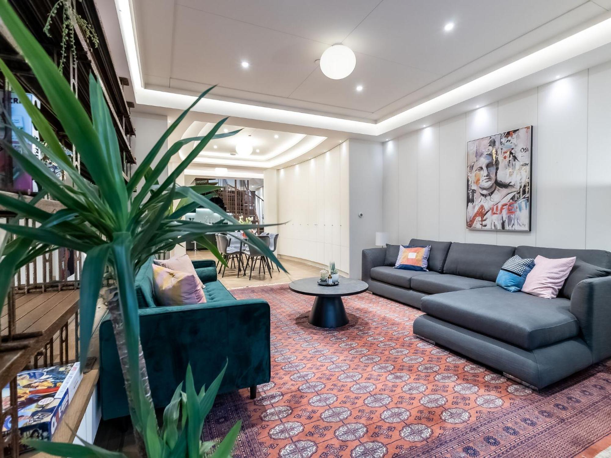 Modern Deluxe Five Bedroom House Near Chalk Farm Station By Belvilla Londen