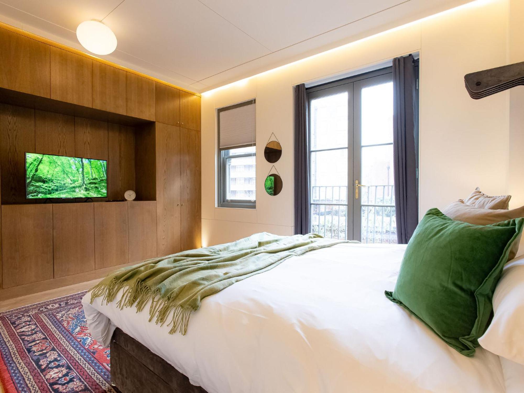 Modern Deluxe Five Bedroom House Near Chalk Farm Station By Belvilla