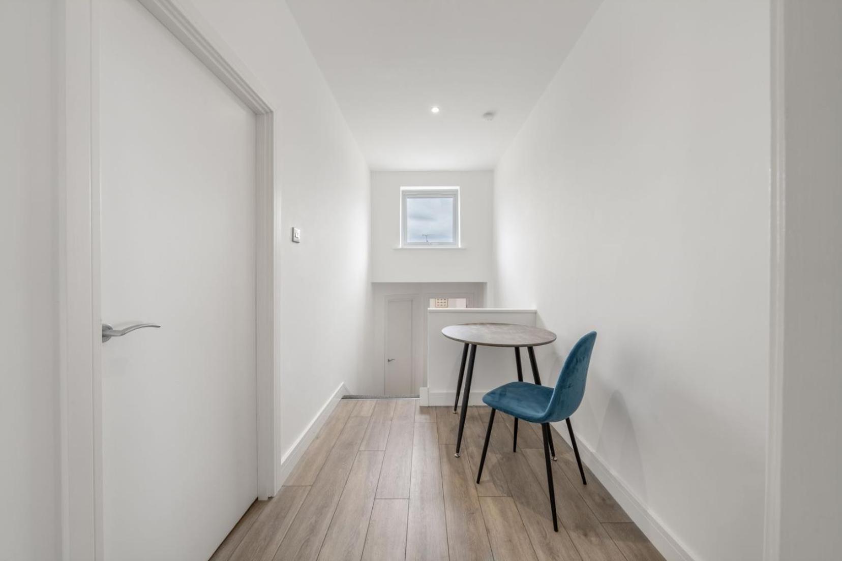 Modern Split Level 2br Spacious Maida Vale Apartment