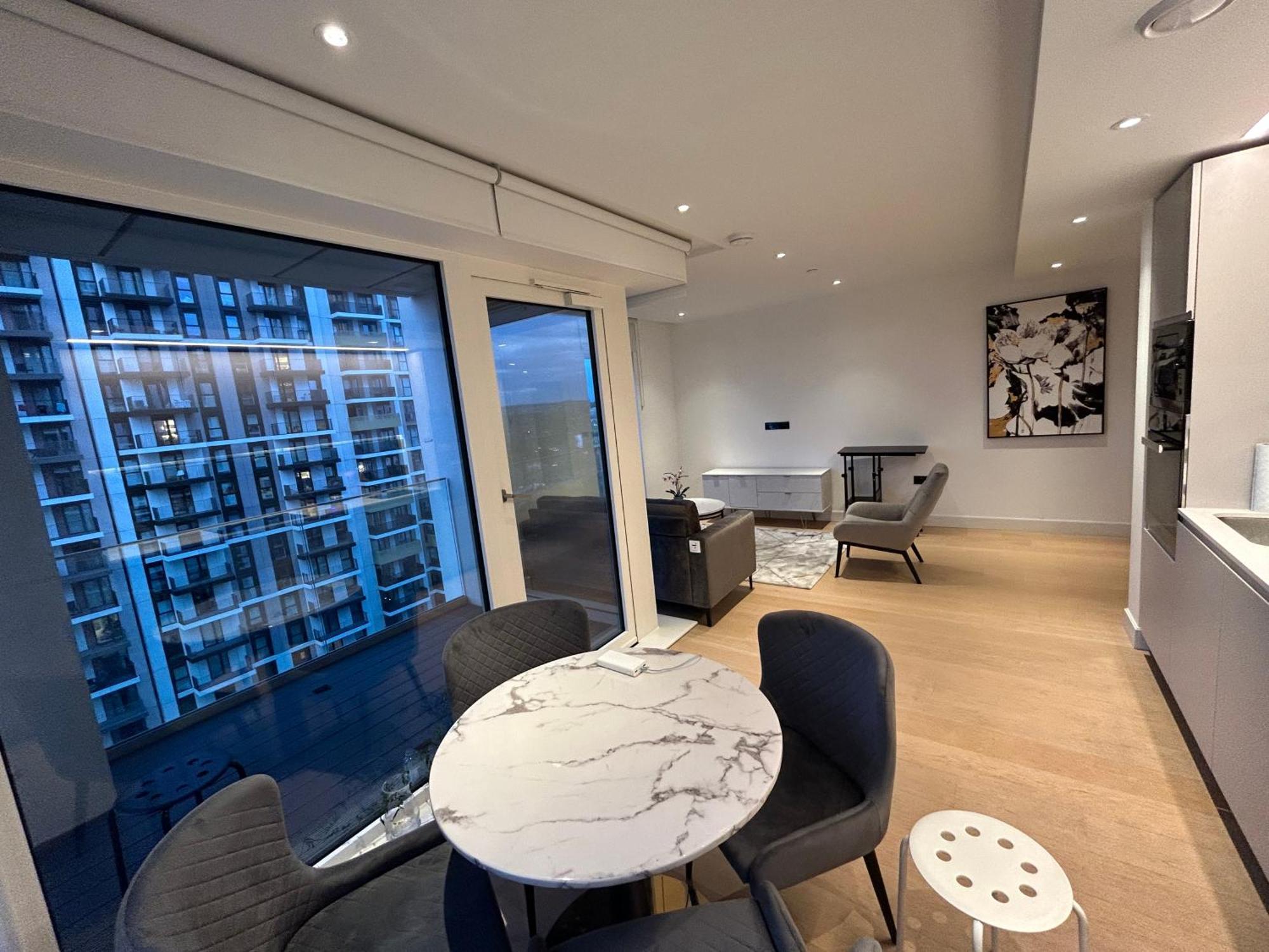 Luxury 2 Bed 2 Bath Modern Flat In White *